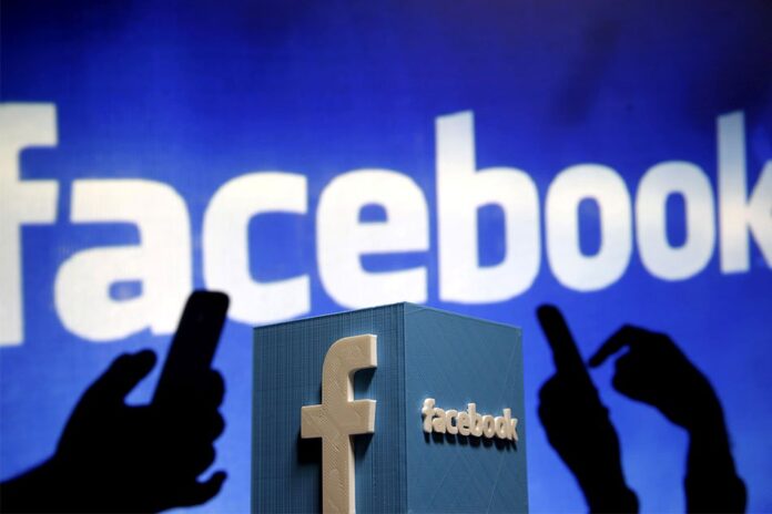 Des utilisateurs entrain d'utiliser Facebook