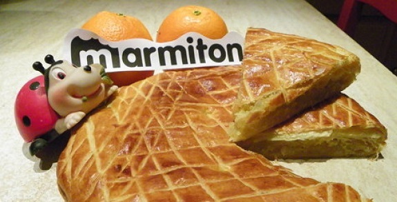 l'image présente un morceau de pain sur lequel est écrit Marmiton