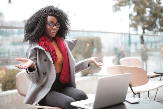 Une femme épanouie au télétravail