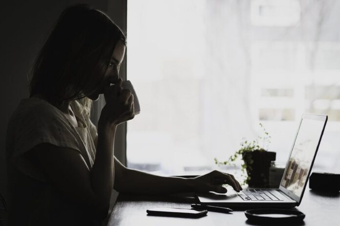 Une femme chez elle au télétravail