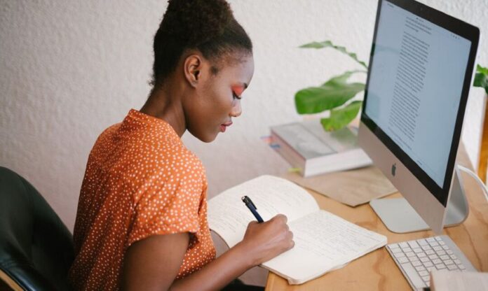 Une jeune femme noir entrain de faire du Télétravail