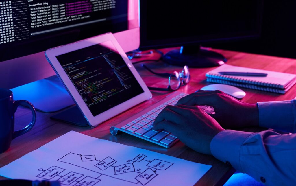Un programmeur travaillant dans son bureau derrière son ordinateur