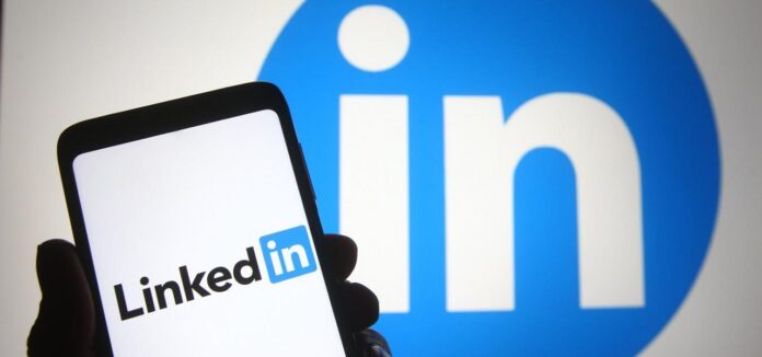 Image de l'application LinkedIn dans le portable d'un utilisateur s