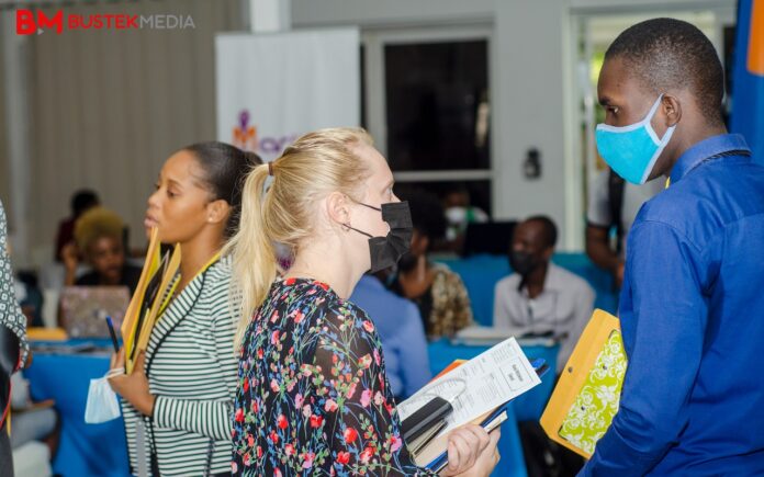 Un participant et un recruteur entrain de converser au salon de l'emploi.