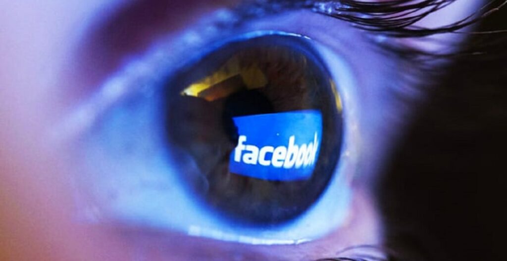 Facebook espionne les mineurs