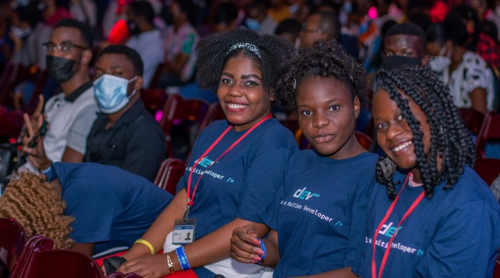 Trois jeunes femmes portant le maillot "I'm a Haitian developer" lors du Dev Expo 2021.