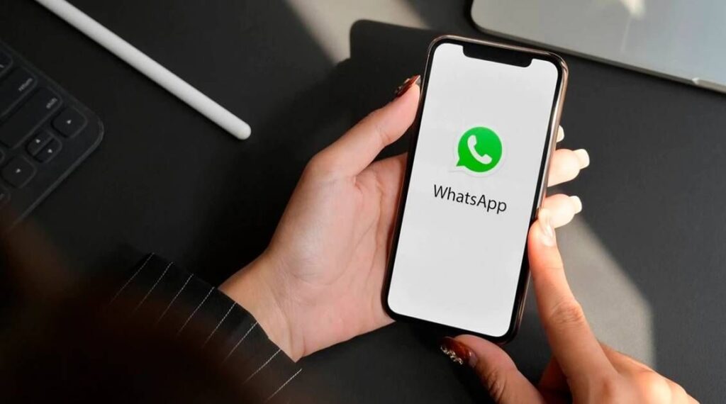 Une femme entrain d'utiliser WhatsApp sur son smartphone