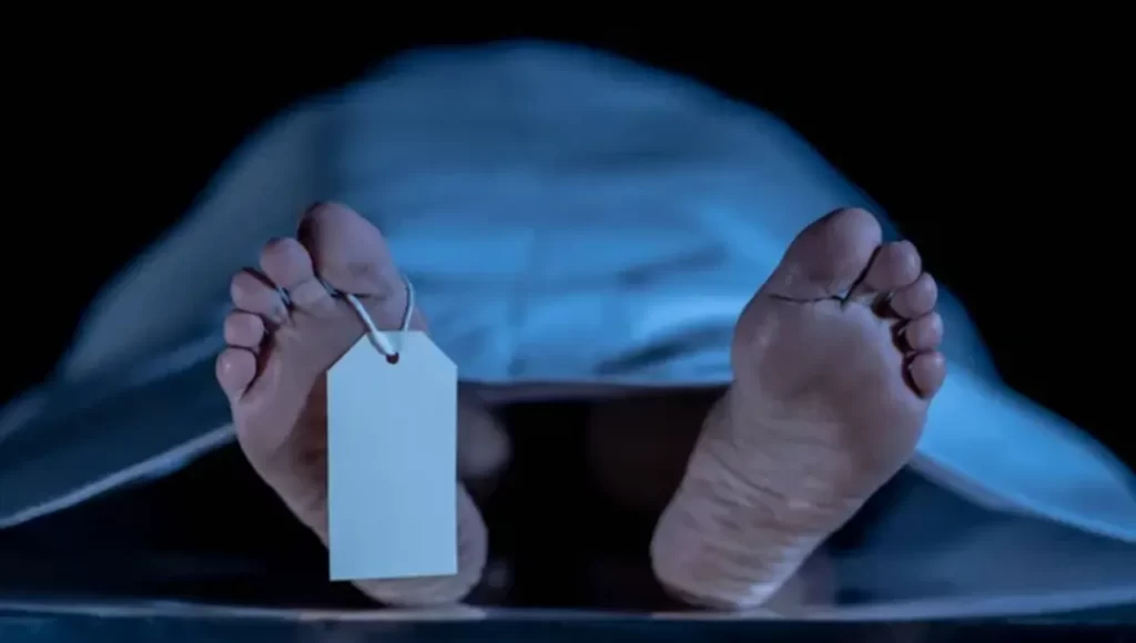Un cadavre humain dans une morgue.