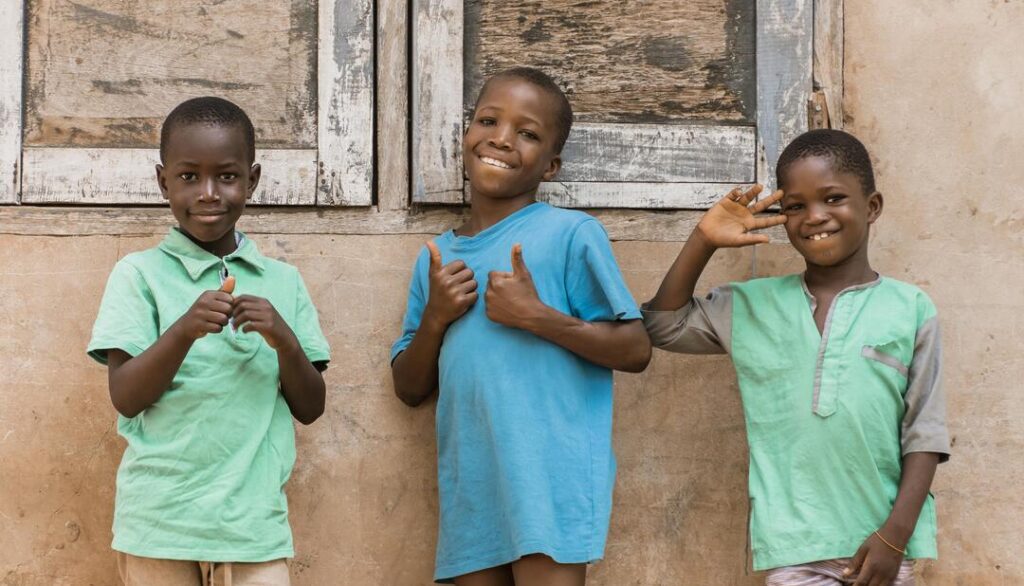Des enfants africain posant devant la camera avec sourire au lèvre.